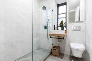 salle de bain facile à nettoyer avec toilette suspendue et meuble vasque