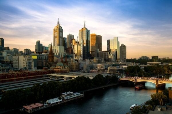 Coucher de soleil sur la ligne d'horizon du centre-ville de Melbourne, le pont Princess et la rivière Yarra à Melbourne, Victoria, Australie.